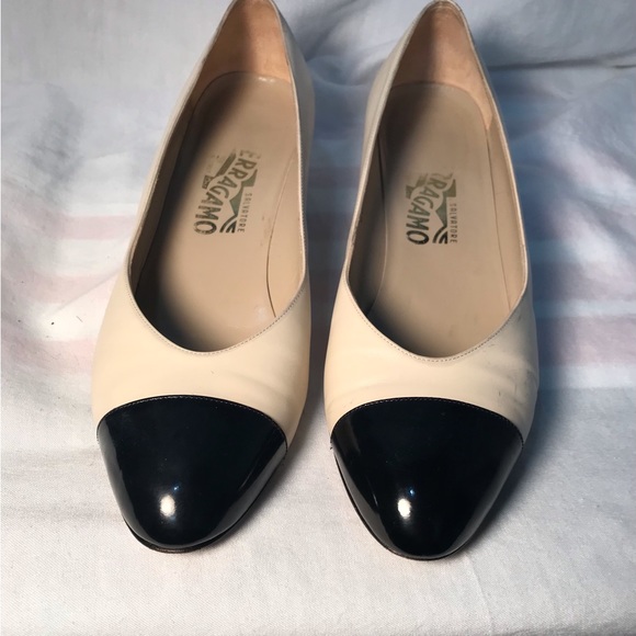 Vintage Ferragamo Flats, cream/black, size 9B - Picture 3 of 12